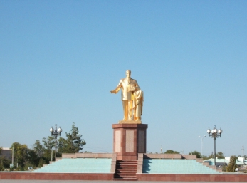 Turkmenbat - Very subtle statue of Niyazov, classy.
